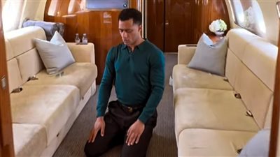 مستمرًا في إثارة الجدل.. محمد رمضان يشارك فيديو وهو يصلي من داخل طائرته الخاصة مستمرًا في إثارة الجدل.. محمد رمضان يشارك فيديو وهو يصلي من داخل طائرته الخاصة