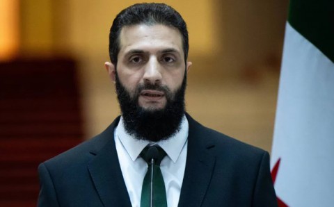 “كان عنّا رئيس نخاف منّو.. صار عنّا رئيس يخاف معنا”.. لماذا أسند الشرع لوالده الرد على قصف إسرائيل “مُحيط قصره” وكيف سيختلف رد “سورية الجديدة”؟.. هل بدأ “الجولاني” يفقد حاضنته مع تصاعد “استقواء الأغراب” وأين حليفه التركي وهل تُنقذه “ورقة المُقاومين”؟ “كان عنّا رئيس نخاف منّو.. صار عنّا رئيس يخاف معنا”.. لماذا أسند الشرع لوالده الرد على قصف إسرائيل “مُحيط قصره” وكيف سيختلف رد “سورية الجديدة”؟.. هل بدأ “الجولاني” يفقد حاضنته مع تصاعد “استقواء الأغراب” وأين حليفه التركي وهل تُنقذه “ورقة المُقاومين”؟