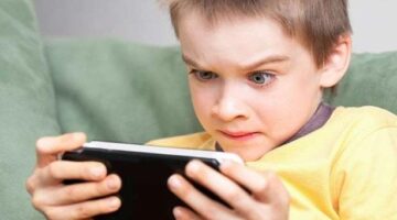 «يصيبهم بالتوحد».. تحذير من استخدام الأطفال للموبايل والأجهزة الإلكترونية