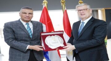 محافظ أسوان يستعرض الفرص الاستثمارية الواعدة أمام سفير هولندا
