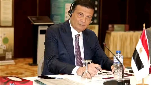 وزير الزراعة يقدم تقريراً عن جهود حماية الدواجن وتعزيز الاستقرار الوبائي في المحافظات. وزير الزراعة يقدم تقريراً عن جهود حماية الدواجن وتعزيز الاستقرار الوبائي في المحافظات.