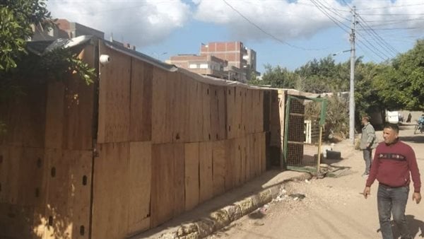 إزالة كابينة المتهم بخطف والتعدي على صغار كفر الدوار وسط فرحة الأهالي إزالة كابينة المتهم بخطف والتعدي على صغار كفر الدوار وسط فرحة الأهالي