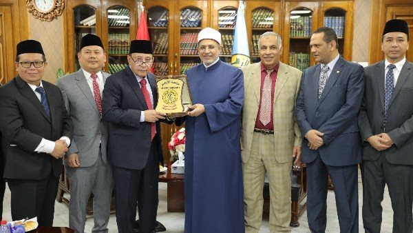 مستشار رئيس إندونيسيا:الأزهر الشريف في قلوب شعبنا.. ونرحب بتوسيع التعاون مع مؤسساته مستشار رئيس إندونيسيا:الأزهر الشريف في قلوب شعبنا.. ونرحب بتوسيع التعاون مع مؤسساته