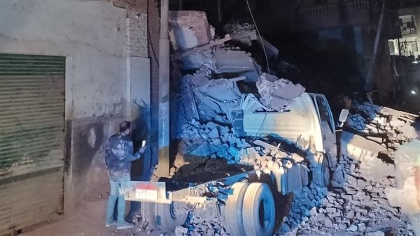 انهيار منزل قديم بجوار مستشفى النيل بملوي في المنيا انهيار منزل قديم بجوار مستشفى النيل بملوي في المنيا