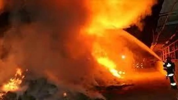 تفاصيل اندلاع حريق ضخم في محطة لتوليد الكهرباء غرب طهران الإيرانية تفاصيل اندلاع حريق ضخم في محطة لتوليد الكهرباء غرب طهران الإيرانية