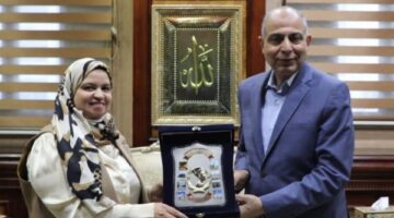 محافظ المنيا يكرم مدير عام الإرشاد الزراعي تقديرًا لدورها في دعم زراعة القمح