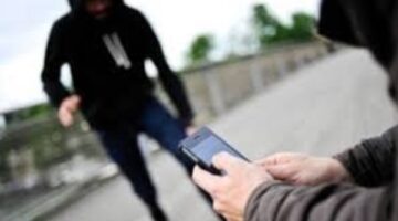 اليوم.. محاكمة موظف أنهى حياة عامل بسبب هاتف محمول