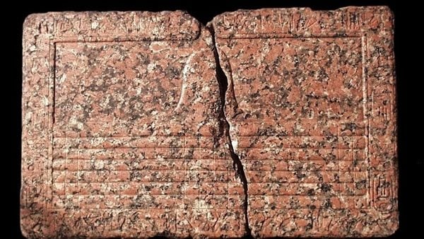 متحف أيرلندا القومي يعرض مائدة قرابين من الجرانيت لـ الملك سيزوستريس الثالث متحف أيرلندا القومي يعرض مائدة قرابين من الجرانيت لـ الملك سيزوستريس الثالث