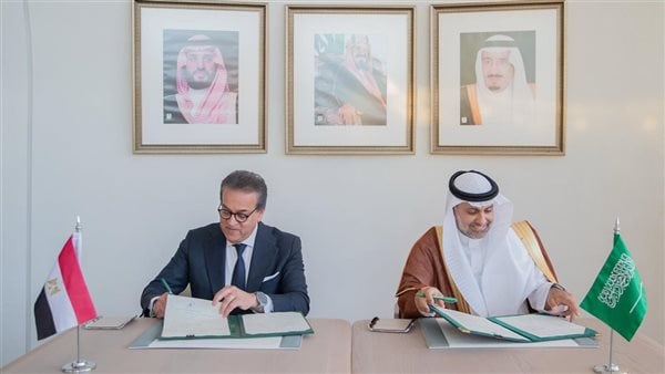 أبرزها الطب الافتراضي.. وزير الصحة يوقع مذكرة تفاهم مع نظيره السعودي لتبادل الخبرات في المجالات الصحية أبرزها الطب الافتراضي.. وزير الصحة يوقع مذكرة تفاهم مع نظيره السعودي لتبادل الخبرات في المجالات الصحية