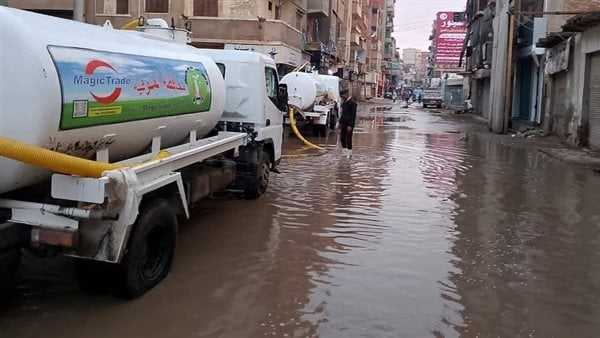 بسبب الأمطار الغزيرة.. استمرار شفط المياه من شوارع الباجور بالمنوفية| صور بسبب الأمطار الغزيرة.. استمرار شفط المياه من شوارع الباجور بالمنوفية| صور
