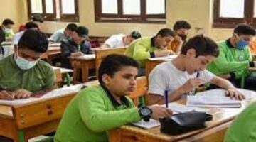 طلاب الأزهر في مرحلة النقل يؤدون اختبارات الجبر والقرآن والفنون الجميلة.