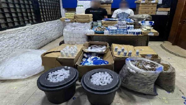 ضبط مصنع غير مرخص لإنتاج محلول خاص بالعدسات اللاصقة في دار السلام ضبط مصنع غير مرخص لإنتاج محلول خاص بالعدسات اللاصقة في دار السلام
