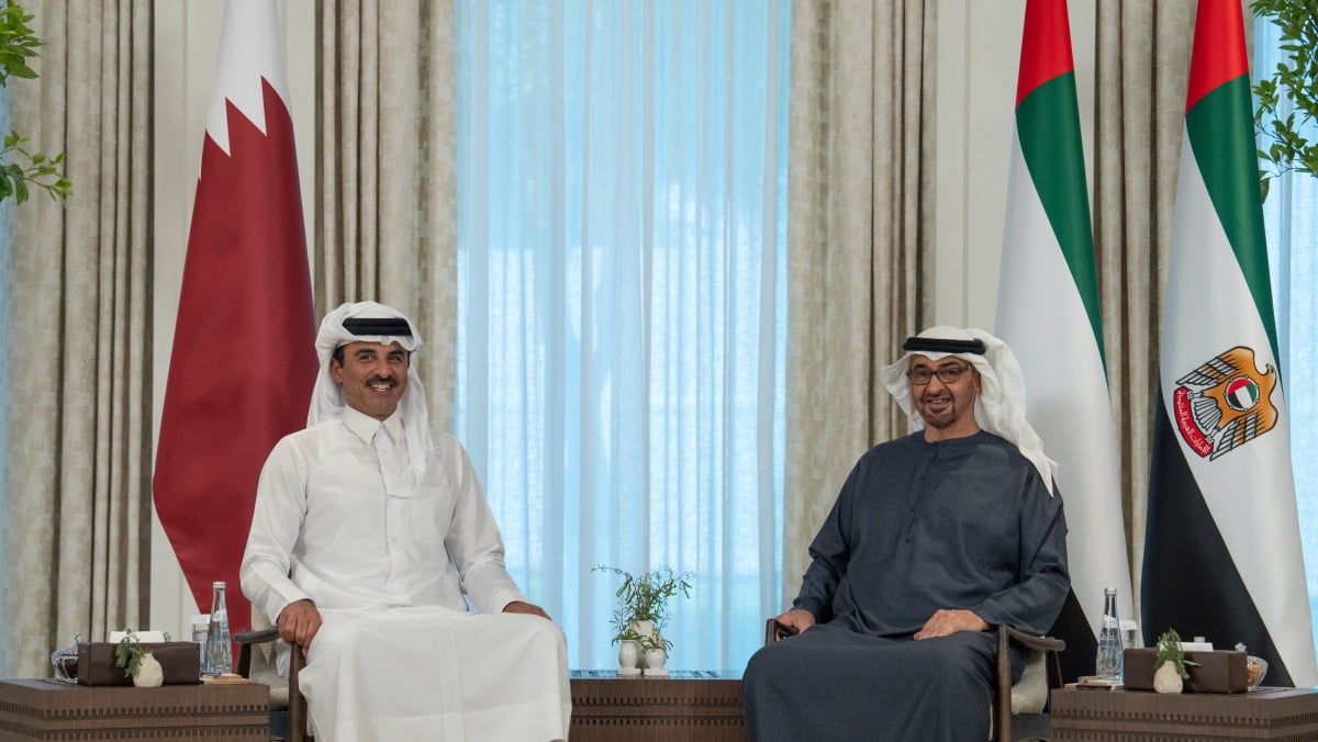 سمو الأمير ورئيس الإمارات يبحثان العلاقات الأخوية والتطورات الإقليمية سمو الأمير ورئيس الإمارات يبحثان العلاقات الأخوية والتطورات الإقليمية