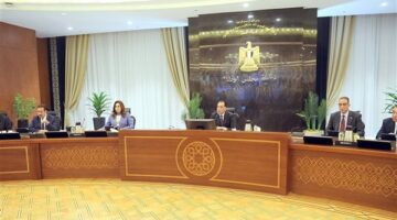 رئيس الوزراء يتابع جهود استقرار الأسواق ويشدد على التنسيق بين المحافظين ومديري الأمن