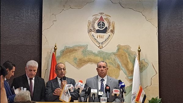 نقيب المحامين: نثق في الرئيس السيسي وحكمته على احتواء أزمة الرسوم القضائية نقيب المحامين: نثق في الرئيس السيسي وحكمته على احتواء أزمة الرسوم القضائية