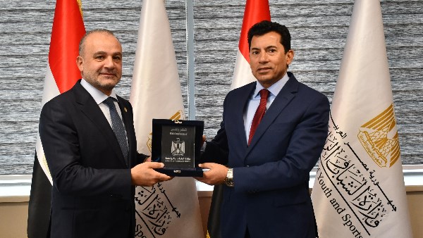 وزير الشباب والرياضة يستقبل رئيس الاتحاد الدولي للسلاح ويكرّمه: دعم مستمر للكوادر المصرية وتعزيز التعاون الدولي وزير الشباب والرياضة يستقبل رئيس الاتحاد الدولي للسلاح ويكرّمه: دعم مستمر للكوادر المصرية وتعزيز التعاون الدولي