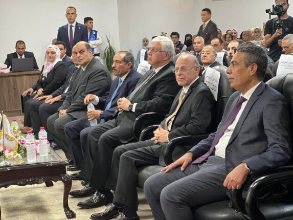 عاشور: مليون طالب يدرسون بالمعاهد العليا ودورها لا يقل أهمية عن الجامعات عاشور: مليون طالب يدرسون بالمعاهد العليا ودورها لا يقل أهمية عن الجامعات