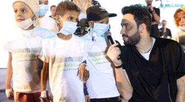 “الأطفال أبطال الحكاية”.. رسالة حب من الفنان رامي جمال لمحاربي السرطان بالأقصر