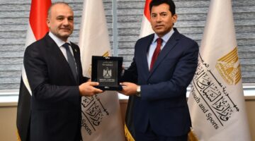 وزير الرياضة يستقبل رئيس الاتحاد الدولي للسلاح ويكرمه.. دعم مستمر للكوادر المصرية