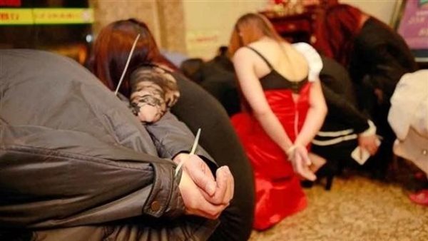 القبض على 4 رجال و3 نساء بشقة سكنية في سوهاج القبض على 4 رجال و3 نساء بشقة سكنية في سوهاج
