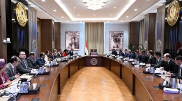 رئيس الوزراء يوجه بتسهيل إنهاء إجراءات وصول السائحين الأجانب إلى المطارات المصرية