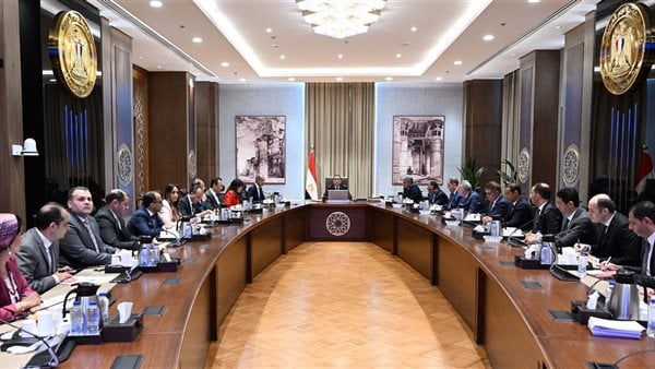 رئيس الوزراء يوجه بتسهيل إنهاء إجراءات وصول السائحين الأجانب إلى المطارات المصرية رئيس الوزراء يوجه بتسهيل إنهاء إجراءات وصول السائحين الأجانب إلى المطارات المصرية