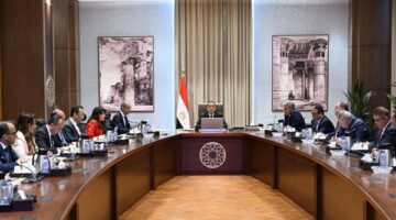 مدبولى يستعرض مشروع تطوير المنظومة الالكترونية لإنهاء إجراءات وصول السائحين للمطارات