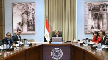 رئيس الوزراء يستعرض مشروع تطوير المنظومة الإلكترونية لإنهاء إجراءات وصول السائحين للمطارات المصرية