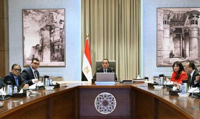 رئيس الوزراء يستعرض مشروع تطوير المنظومة الإلكترونية لإنهاء إجراءات وصول السائحين للمطارات المصرية رئيس الوزراء يستعرض مشروع تطوير المنظومة الإلكترونية لإنهاء إجراءات وصول السائحين للمطارات المصرية