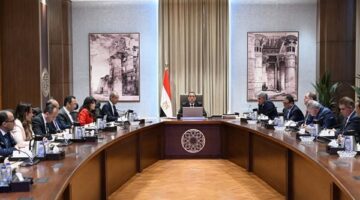 مدبولي يستعرض مشروع تطوير المنظومة الالكترونية لإنهاء إجراءات وصول السائحين إلى المطارات المصرية