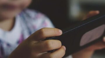 كيف يُعيد وقت الشاشة برمجة دماغ الطفل؟