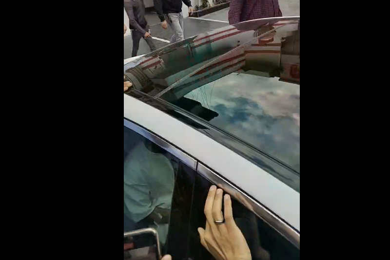 عودة مفاجئة وزيارة سريعة.. أحمد سيد زيزو يغادر تدريبات الزمالك وسط صمت تام (فيديو) عودة مفاجئة وزيارة سريعة.. أحمد سيد زيزو يغادر تدريبات الزمالك وسط صمت تام (فيديو)