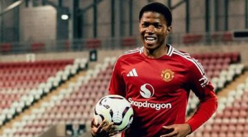 تشيدو أوبي يدخل تاريخ مانشستر يونايتد كأصغر لاعب أساسي في البريميرليج
