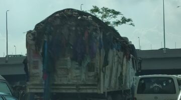 ضبط سائق سيارة نقل مخلفات تسبب في تناثر الحمولة بشوارع الجيزة