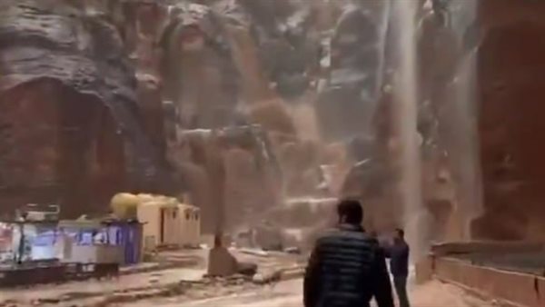 إجلاء مئات السياح من مدينة البتراء بالأردن جراء فيضانات غزيرة إجلاء مئات السياح من مدينة البتراء بالأردن جراء فيضانات غزيرة