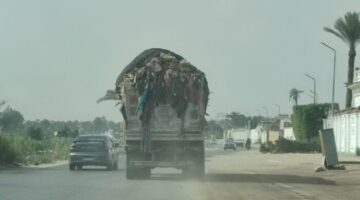 ضبط سيارة نقل مخلفات تسببت في تناثر حمولتها علي الطريق بالجيزة