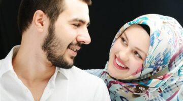 هل يجب على الزوجة خدمة حماتها؟.. داعية تجيب