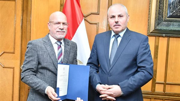 الدكتور محمود الضبع عميدًا لكلية الآداب والعلوم الإنسانية جامعة قناة السويس الدكتور محمود الضبع عميدًا لكلية الآداب والعلوم الإنسانية جامعة قناة السويس