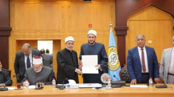 مجلس جامعة الأزهر يكرم عددًا من الأساتذة والأطباء المتميزين