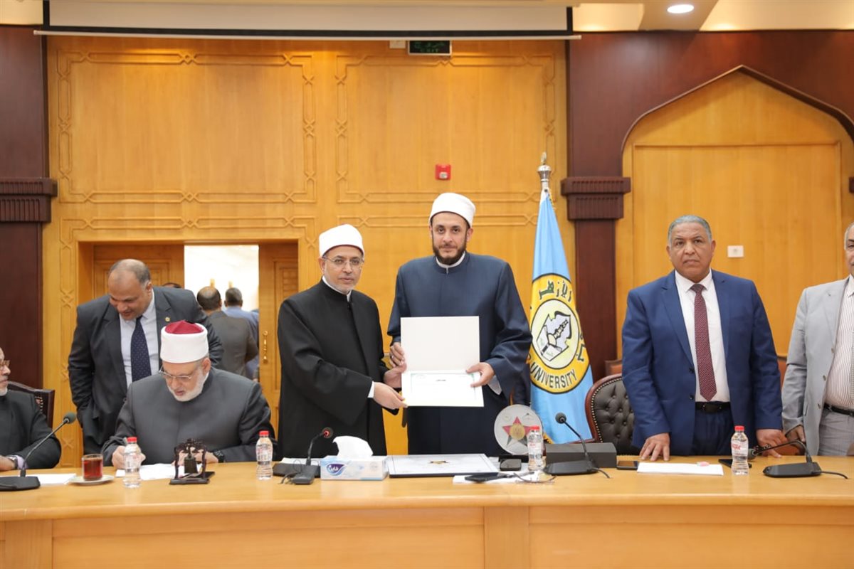 مجلس جامعة الأزهر يكرم عددًا من الأساتذة والأطباء المتميزين مجلس جامعة الأزهر يكرم عددًا من الأساتذة والأطباء المتميزين