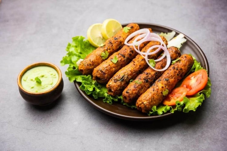 وصفة سحرية.. طريقة عمل كفتة الدجاج بصلصة الكزبرة والريحان وصفة سحرية.. طريقة عمل كفتة الدجاج بصلصة الكزبرة والريحان