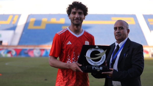 عمرو ناصر يحصد جائزة رجل مباراة فاركو وبيراميدز في الدوري عمرو ناصر يحصد جائزة رجل مباراة فاركو وبيراميدز في الدوري