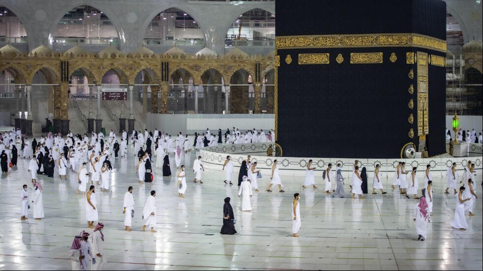 حكم ارتداء المرأة ملابس باهظة الثمن لالتقاط صور أمام الكعبة .. أمينة الفتوى تجيب حكم ارتداء المرأة ملابس باهظة الثمن لالتقاط صور أمام الكعبة .. أمينة الفتوى تجيب