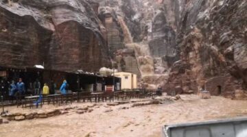 إجلاء نحو 1800 سائح حاصرتهم السيول في مدينة البتراء جنوب الأردن