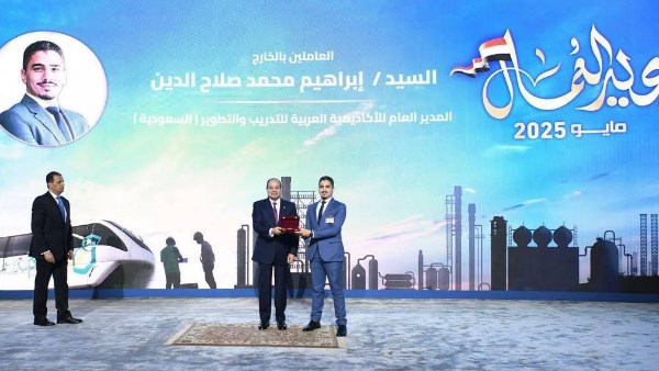 بعد تكريمه من الرئيس السيسي.. صلاح الدين: كل مواطن يستحق فرصة حقيقية ليكون مؤثرا بعد تكريمه من الرئيس السيسي.. صلاح الدين: كل مواطن يستحق فرصة حقيقية ليكون مؤثرا