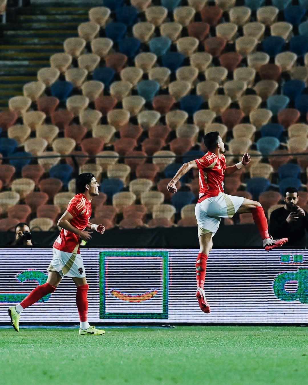 الأهلي يقسو على حرس الحدود بخماسية نظيفة ويقترب من صدارة الدوري المصري الممتاز الأهلي يقسو على حرس الحدود بخماسية نظيفة ويقترب من صدارة الدوري المصري الممتاز