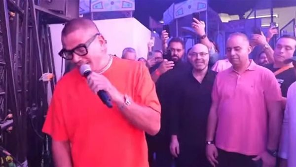 عمرو دياب يظهر بـ "لوك" جديد في حفل غنائي بـ دبي عمرو دياب يظهر بـ "لوك" جديد في حفل غنائي بـ دبي