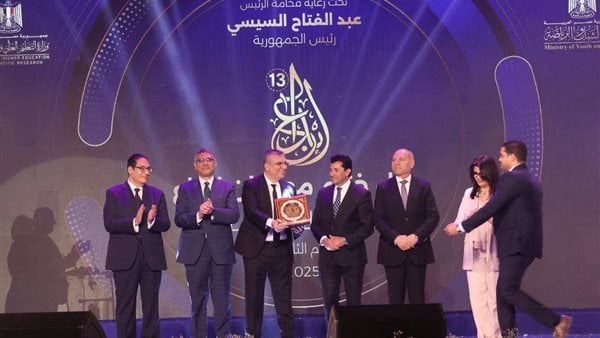 تكريم عمرو الليثي أفضل إعلامي في ختام مهرجان إبداع 13 لشباب الجامعات تكريم عمرو الليثي أفضل إعلامي في ختام مهرجان إبداع 13 لشباب الجامعات