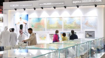 حينما يصافح الزوار الزمن.. رحلة بين الورق الأصفر واللوحات الذهبية