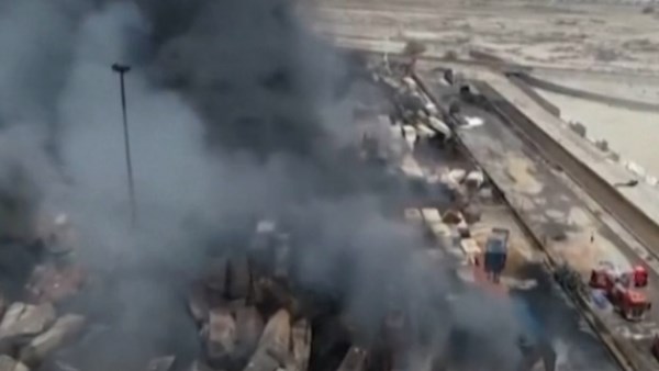 إيران تعلن توقيف مسؤول حكومي بعد انفجار ميناء رجائي إيران تعلن توقيف مسؤول حكومي بعد انفجار ميناء رجائي